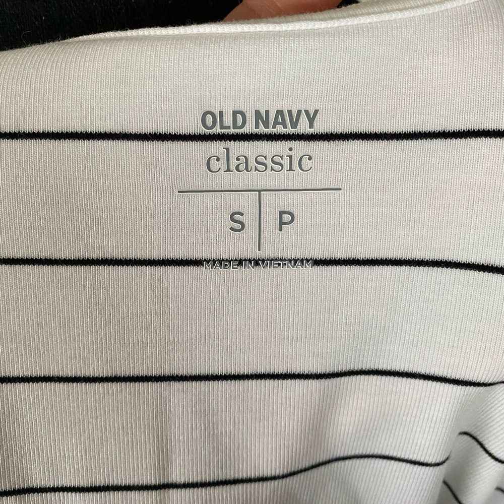 Old Navy basic tee Small - Picture 3 of 3